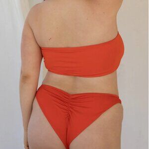 The Sleek Scrunch Bottoms - Chili Pepper